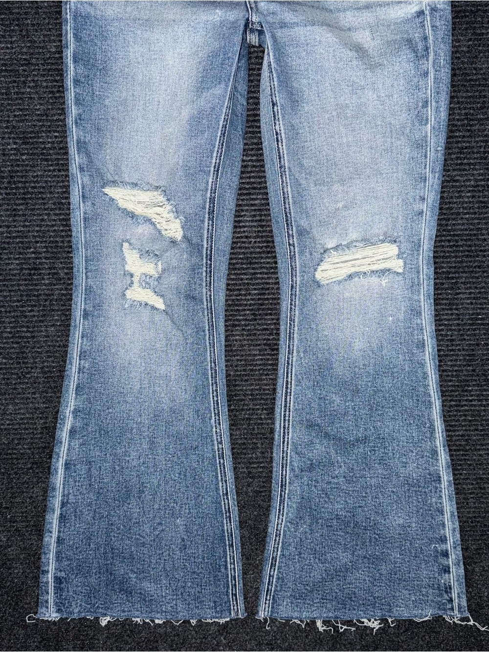 Buckle BKE Stella NWOT Slim Fit Low Rise Flare Stretch Jeans Distressed 29x30 - Picture 4 of 10